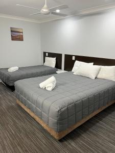 福斯特福斯特棕榈树汽车旅馆的配有两张床的客房内。