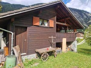 Ferienhaus in Graubünden的小木屋前面设有桌子