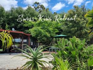陶朗加Swiss-Kiwi Retreat A Self-contained Appartment or a Tiny House option的花园中读太阳吻 ⁇ 猴桃的标志