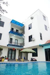 宁平Tam Cốc Yến Nhi Homestay的大楼前设有游泳池的酒店