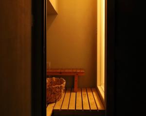 上田市hostel mog的木凳坐在房间角落