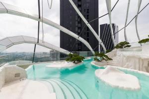 吉隆坡Arte Mont Kiara的一座大楼顶部的游泳池