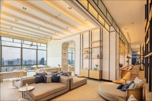 曼谷易思廷大酒店帕亚泰的客厅配有沙发和桌子
