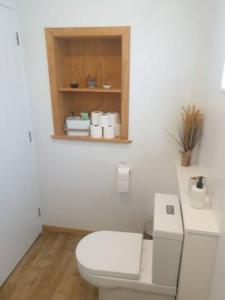 波里鲁阿New, Cosy & Private 1-Bedroom & Living Flat的一间带白色卫生间和木制橱柜的浴室