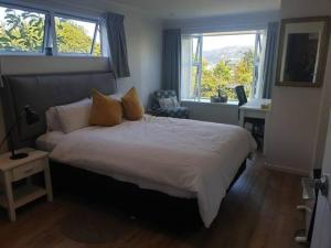 波里鲁阿New, Cosy & Private 1-Bedroom & Living Flat的一间卧室设有一张大床和两个窗户