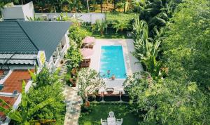 槟知La villa de CoCo Bến Tre的后院游泳池的顶部景色