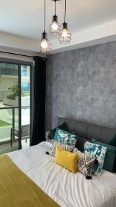拉斯阿尔卡麦Beach Dream - a luxury 1 bedroom apartment with direct beach access的一间卧室配有带枕头的床