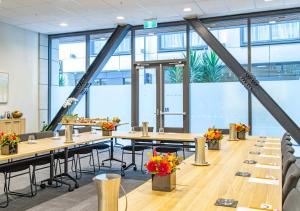 基督城Sudima Christchurch City的一间会议室,配有桌椅和窗户