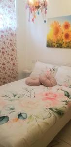 拉韦诺-蒙贝洛ViLLETTA CLAUDETTA的卧室里一张鲜花盛开的床