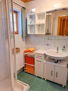 DebantChalet Faschingalm的白色的浴室设有水槽和淋浴。