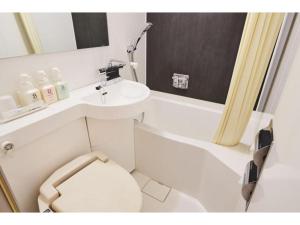 浦安Urayasu Sun Hotel - Vacation STAY 33015v的浴室配有白色卫生间和盥洗盆。