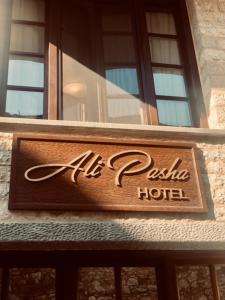 约阿尼纳Ali Pasha Hotel的建筑一侧的酒店标志