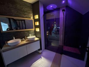 LandisacqLove room le temps d'un plaisir的浴室配有2个盥洗盆和步入式淋浴间。