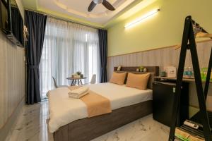 胡志明市Cô Châu Homestay的一间卧室设有一张床和一个窗口