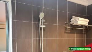 巴生Hotel Sunjoy9 Klang的浴室内配有淋浴和头顶淋浴