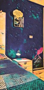 卡塔尼亚密优豪姆公寓的一张带一张床铺和一张桌子的卧室的画
