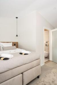 波尔沃Pellinge Marina的一间白色卧室,配有床和一间浴室