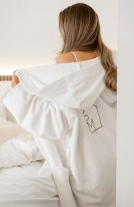波尔沃Pellinge Marina的穿着白色衬衫的女人躺在床上