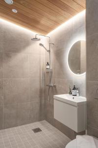 波尔沃Pellinge Marina的带淋浴、盥洗盆和镜子的浴室