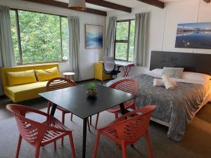 皇后镇Mountain Creek Vacation的配有一张床和一张桌子及椅子的房间