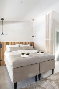 波尔沃Pellinge Marina的一间卧室配有一张大床和两条毛巾