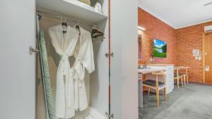 莫阿马金河汽车旅馆 的浴室设有白色连衣裙和桌子。