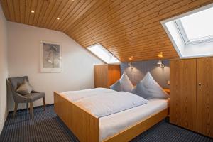 欣特察尔滕Ferienresort am Mattenweg的一间卧室配有一张带天窗的大床
