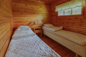 库奥皮奥劳哈拉提度假屋的小木屋内一间卧室,配有两张床
