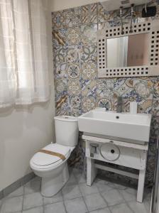 锡拉库扎Al Settimo porta marina的一间带卫生间、水槽和镜子的浴室