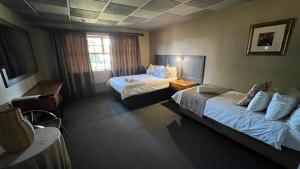 哈里史密斯Mountainview Inn的酒店客房设有两张床和窗户。