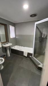 哈里史密斯Mountainview Inn的带浴缸和盥洗盆的浴室