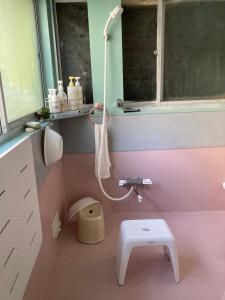 大岛ＯＫＵＮＯ ＩＥ的粉红色的浴室设有卫生间和水槽