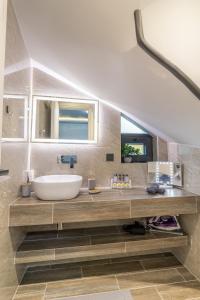 佩科霍里Assos Luxury Villas的客房内的浴室设有大型白色水槽