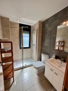 滨海托萨TDM公寓的带淋浴、卫生间和盥洗盆的浴室