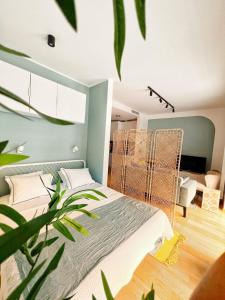 贝尔格莱德Oniro Suite的一间卧室配有床和植物