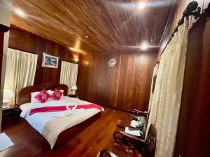 琅勃拉邦Villa Phathana Royal View Hotel的船上的卧室