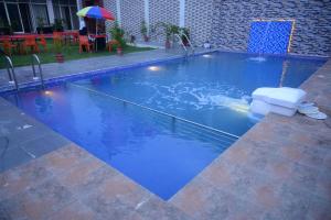 普里Grand Resort的蓝色海水游泳池和遮阳伞