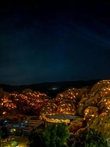 Al Ḩayy小佩特拉贝德营地旅馆的夜晚带灯光的城市景观