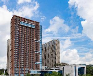 珠海珠海新骏景万豪酒店的另两栋建筑前方的高楼