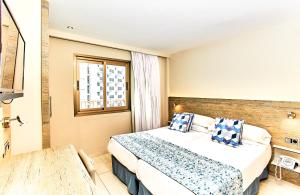 帕尔马诺瓦Leonardo Royal Hotel Mallorca Palmanova Bay的酒店客房设有床和窗户。