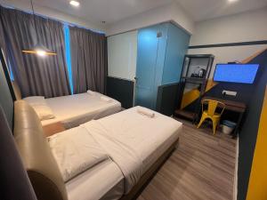 莎阿南Smile Hotel Subang Airport的酒店客房配有两张床和一张书桌