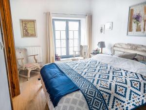 舍兰La ferme de la Chapelle - Gîte et chambres d'hôtes的一间卧室配有一张带蓝色枕头的床