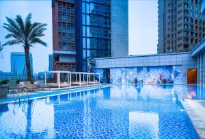 珠海珠海新骏景万豪酒店的一座位于高楼城市的游泳池