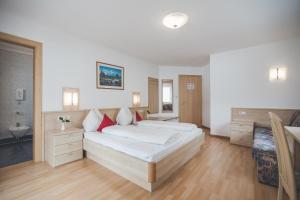 卡迪皮特拉Garni Appartement Alpenresidence的一间卧室配有两张床和水槽