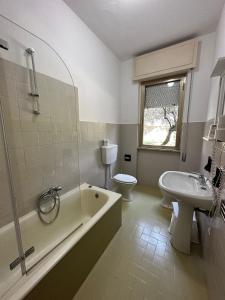 卡拉拉hotel La pineta的带浴缸、卫生间和盥洗盆的浴室