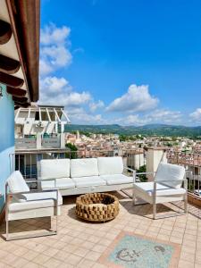 巴里萨尔多Apartments MADEJ 3的阳台上配有白色沙发和两把椅子