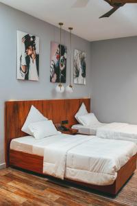 布琼布拉Burundi Palace Boutique Hotel的卧室内两张并排的床