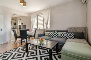 布尔加斯Апартаменти Ивайло / Ivaylo apartments的客厅配有沙发和桌子