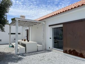 新蒙特莫尔Fazenda do Pomar by Trip2Portugal的白色的房子,设有凉亭和庭院
