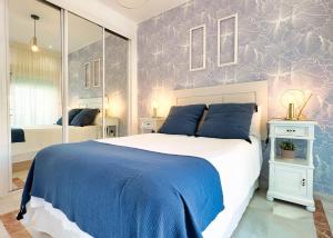 马贝拉Skol 438 Super One-bedroom Apartment with Sea Views的一间卧室配有一张带蓝色毯子的大床